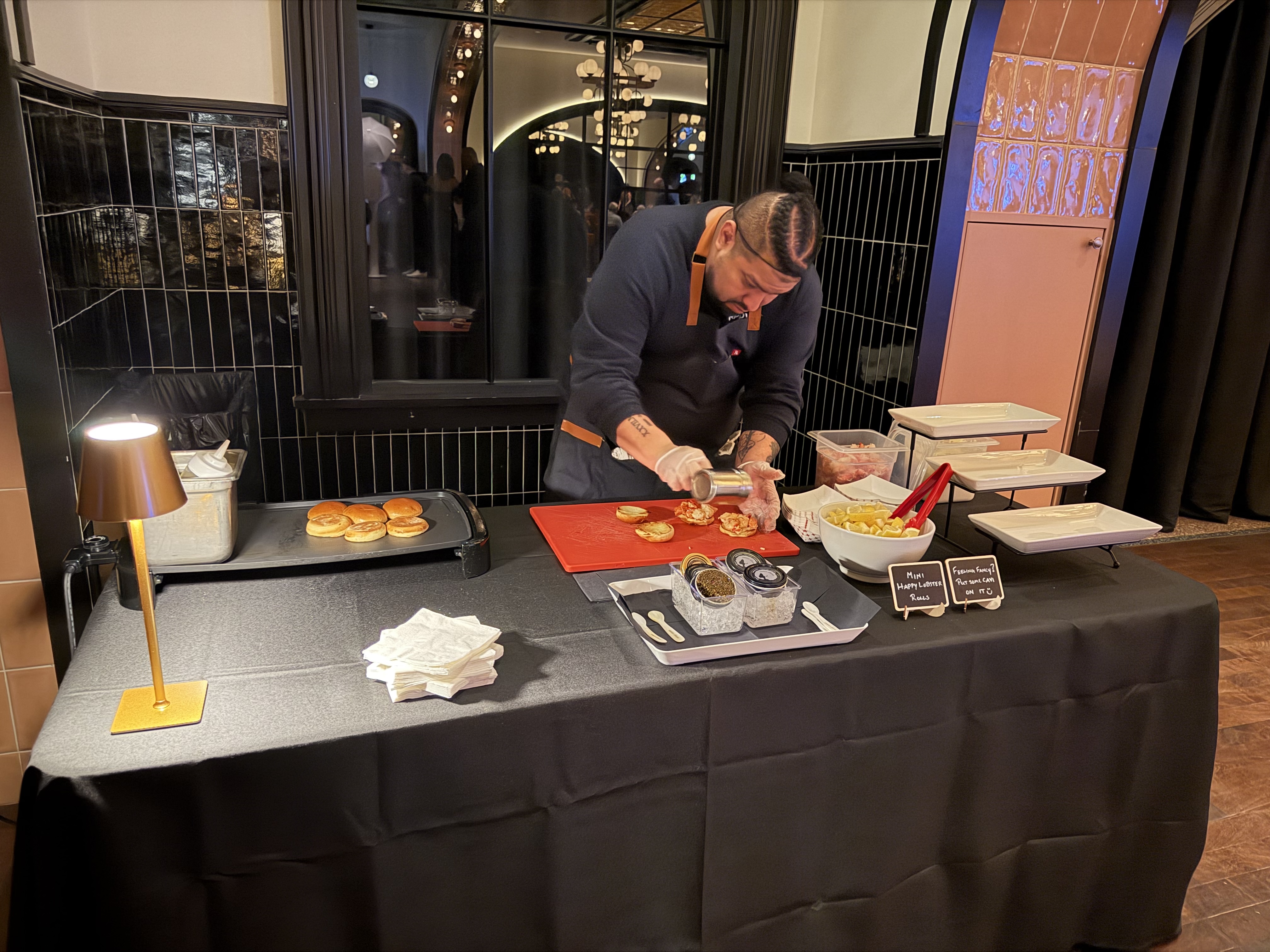 Happy Lobster Bar live service